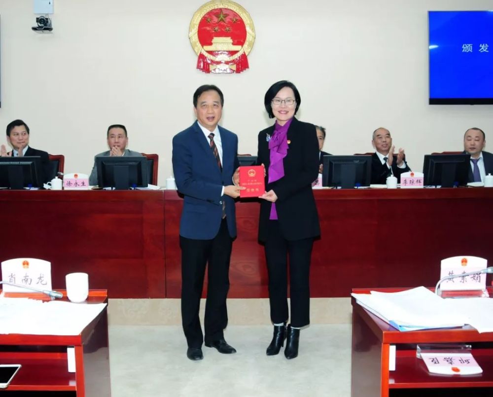 会议表决通过了关于接受叶志良辞去广州市花都区人民政府区长职务的