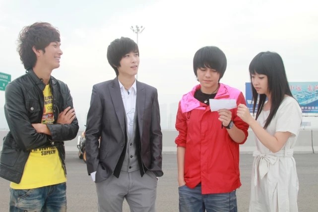 还记得铠甲勇士李柚儿吗如今白色蕾丝吊带清纯撩人