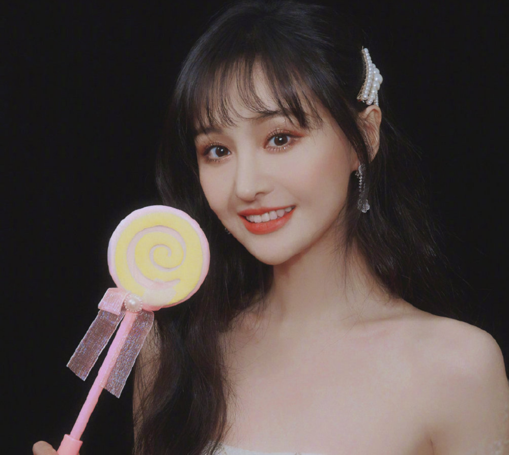 郑爽素颜近照仙女形象崩塌,鼻子疤痕明显,网友:这鼻子能过安检?