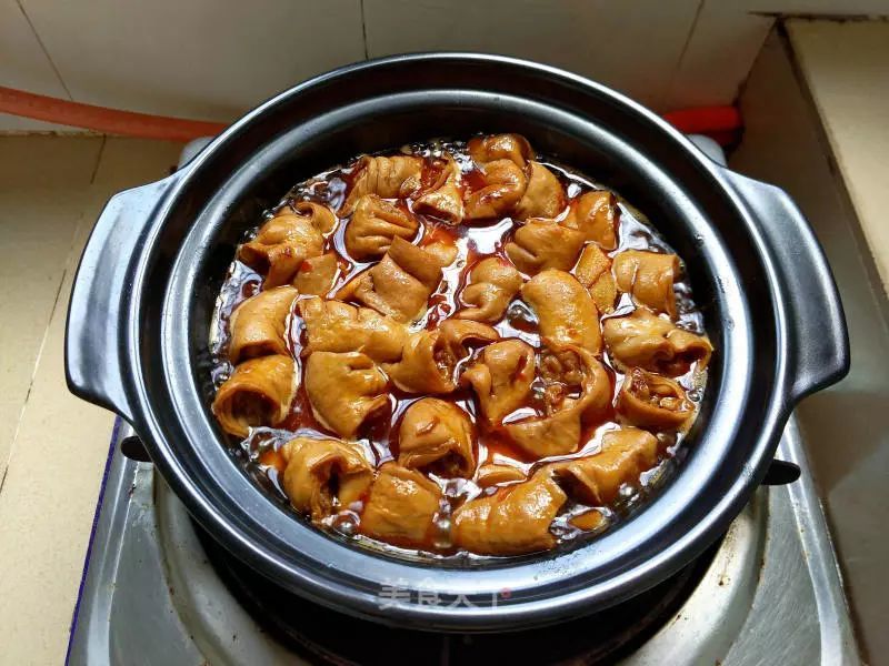 12 将炒好的肥肠转入砂锅.