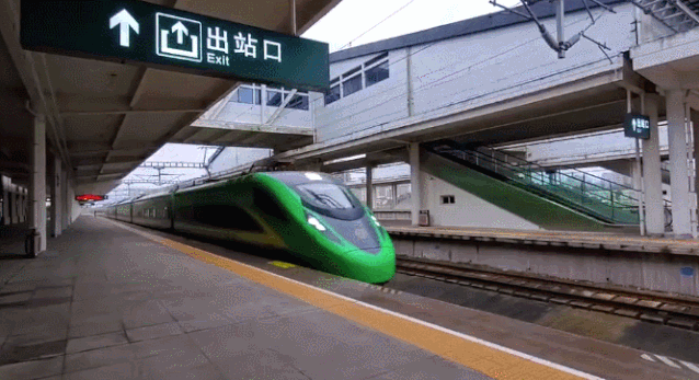 今天(12月30日)凌晨4:14 阜阳火车站迎来第一趟动车d746 这趟动车发往