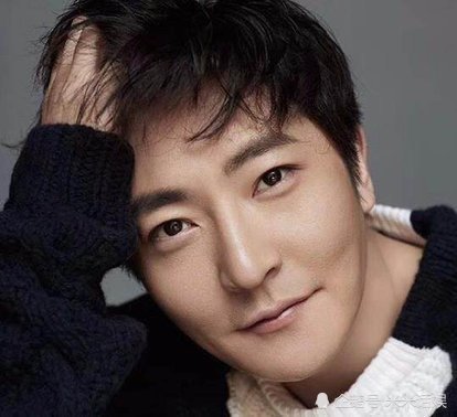 郭京飞做了割眼袋手术,录节目时伤口出血,网友