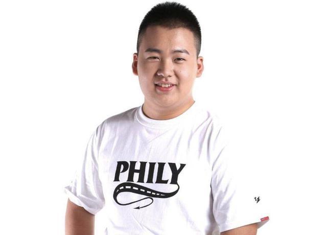 ella陈嘉桦儿子撞脸郭麒麟2岁劲宝萌态可爱表情丰富