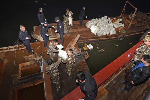 腹泻,收网时一号,二主要犯罪嫌疑人李俊鹏,郑森接连逃跑等情况显示,警