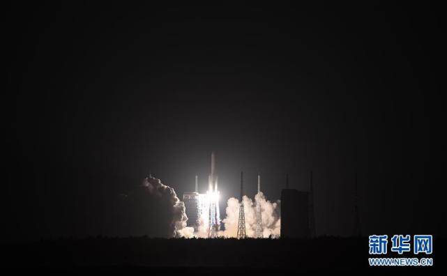 12月27日20时45分，长征五号遥三运载火箭在中国文昌航天发射场点火升空。新华社记者 杨冠宇 摄