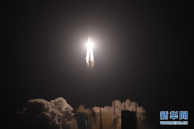 12月27日20时45分，长征五号遥三运载火箭在中国文昌航天发射场点火升空。 新华社发（张丽芸 摄）