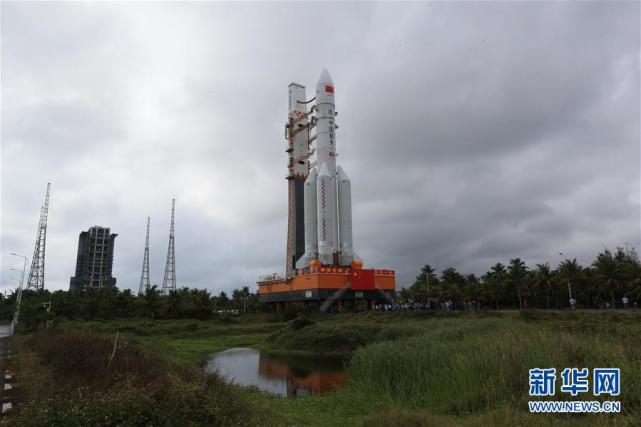 长征五号遥三运载火箭在中国文昌航天发射场完成技术区相关工作后，垂直转运至发射区（12月21日摄）。新华社发（屠海超 摄）