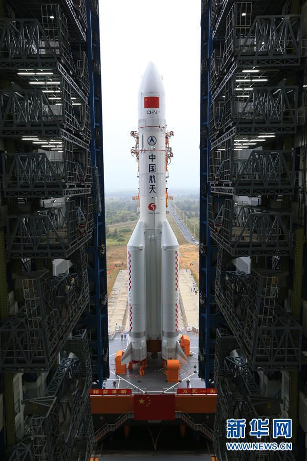长征五号遥三运载火箭在中国文昌航天发射场完成技术区相关工作后，垂直转运至发射区（12月21日摄）。新华社发（屠海超 摄）