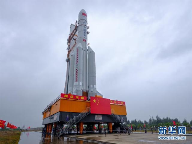 长征五号遥三运载火箭在中国文昌航天发射场完成技术区相关工作后，垂直转运至发射区（12月21日摄）。 新华社发（郭文彬 摄）