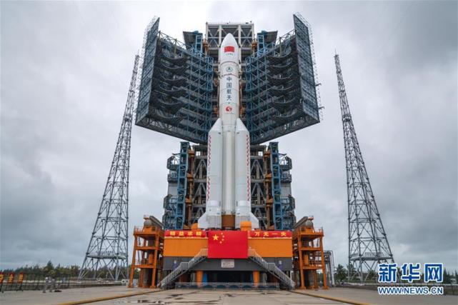 长征五号遥三运载火箭在中国文昌航天发射场完成技术区相关工作后，垂直转运至发射区（12月21日摄）。新华社发（郭文彬 摄）