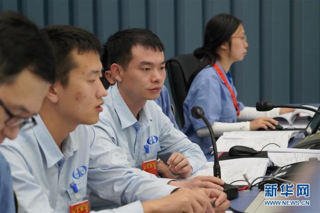 中国文昌航天发射场的科技工作者在进行总检查（12月14日摄）。 新华社发（胡家锴 摄）