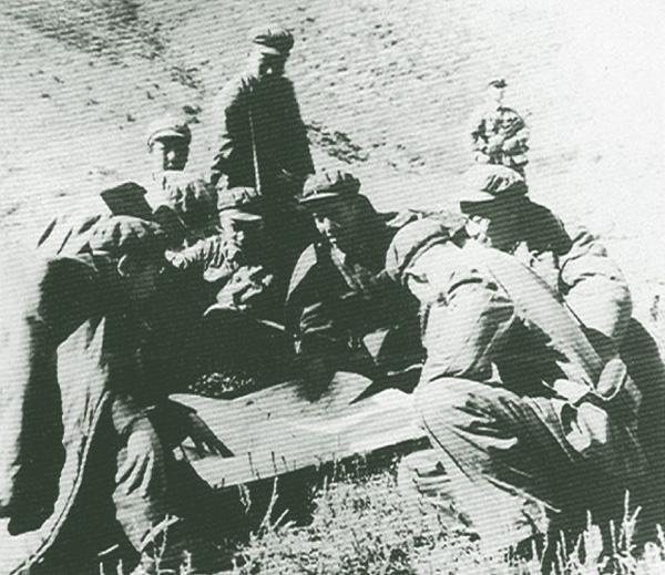 瓦弄战役中,董占林(右三)带领部属现地勘察,持冲锋枪警卫者为何其宗