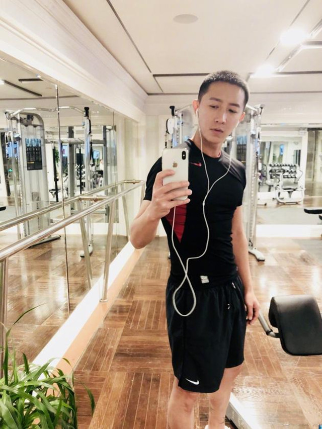 偶像男神韩庚,肌肉身材帅气,如今抱得美人归