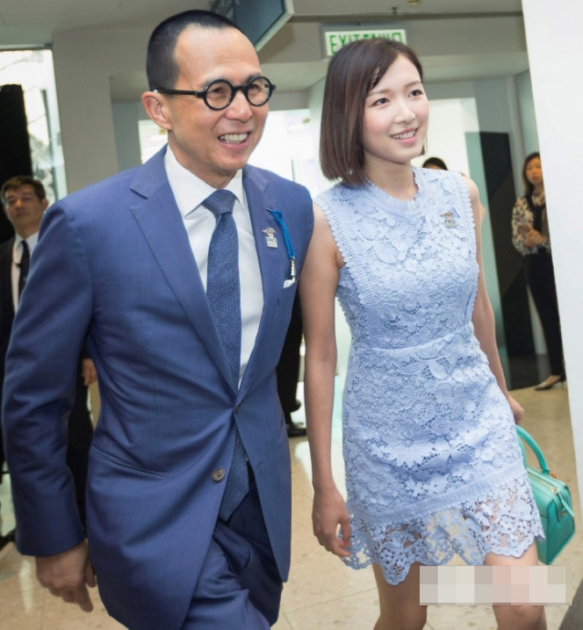 李泽楷和梁洛施合体后小26岁女友首晒照，强行营业笑容很勉强（组图） - 4