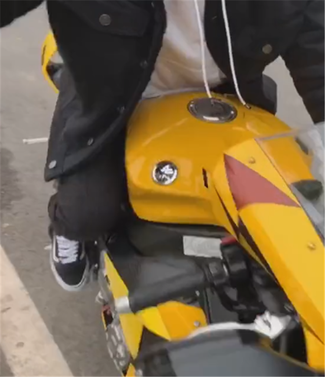 23万雅马哈r1全车贴膜"皮卡丘",2.8秒破百,上街回头率达5颗星