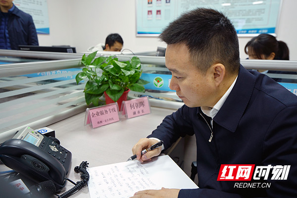 株洲市人民政府副市长何朝晖在接听"市长热线·企业服务专线".