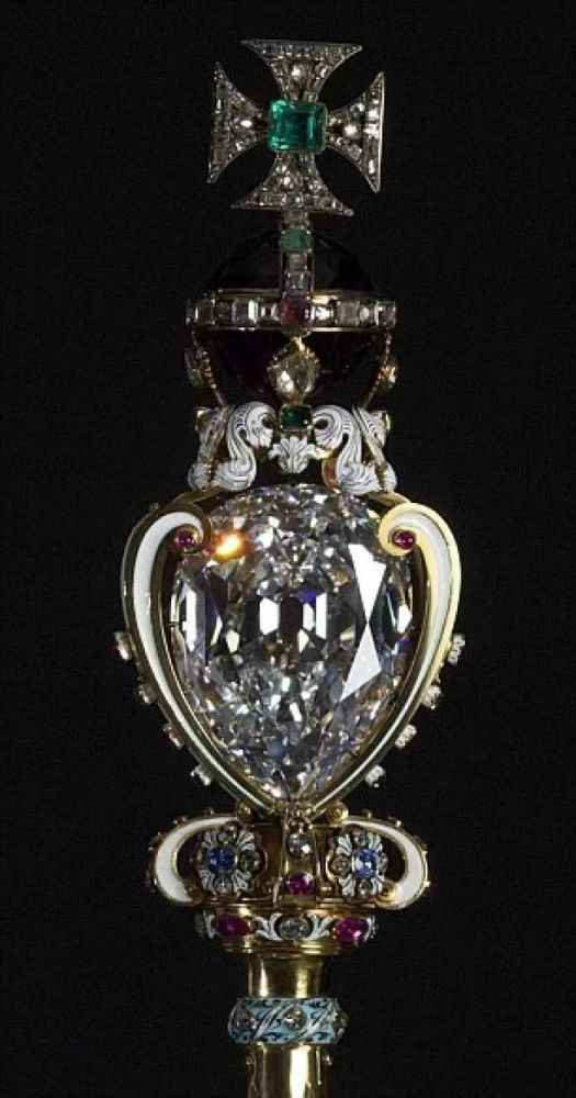 现在英国国王权杖和皇冠上的钻石就是当年南非发现的世界最大的库里南