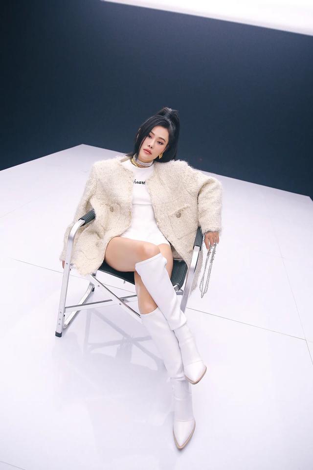 袁娅维挑战穿衣极限!大冬天不惧严寒穿露脐装"炫腹",看着都冷