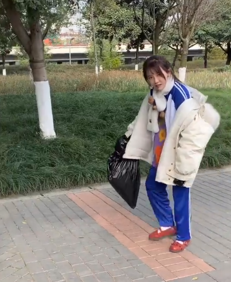 杨清柠亲人去世后状态堪忧,穿校服提垃圾袋出门,看见瓶子就往家拿