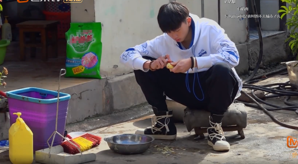 《变形计》最壕农村家庭,当看清房梁上的食物,阔少眼都直了!