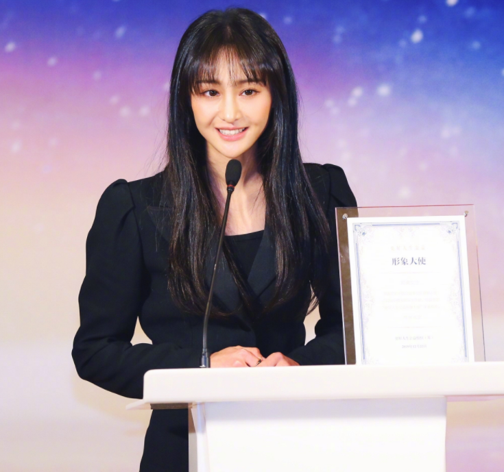 都说28岁郑爽礼服奶萌十足,有谁关注到她西装扮相?御姐范没谁了