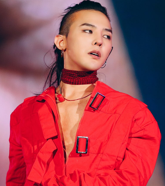 权志龙不愧是"潮流天王",即使理了一个"光头",也像王子来袭