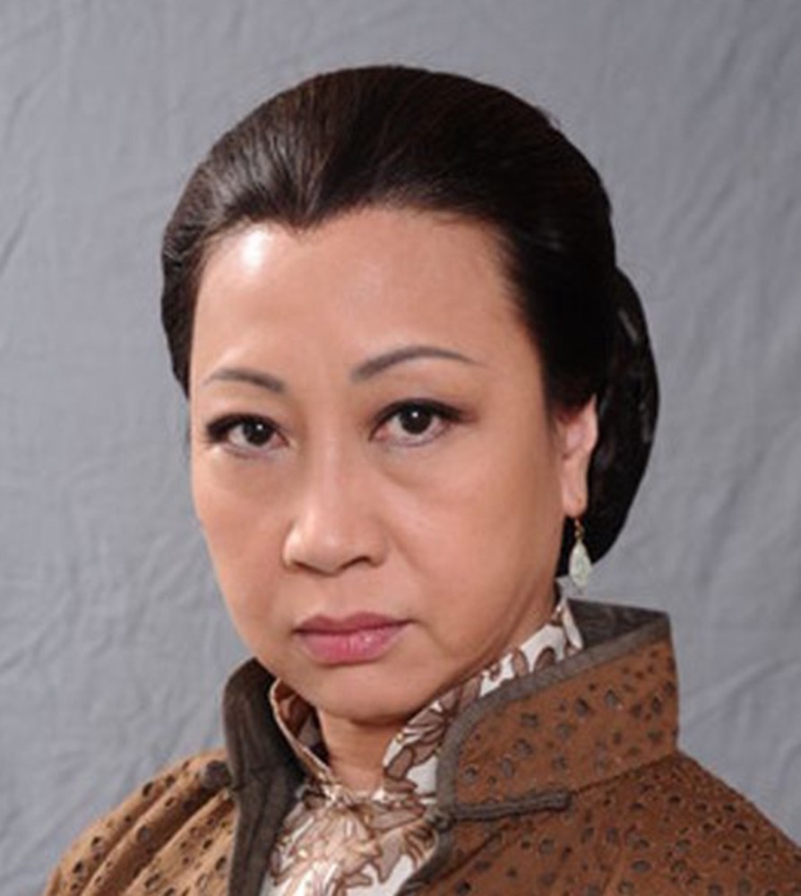 她为孩子退出演艺圈,周星驰曾三顾茅庐请她出山,54岁终成名