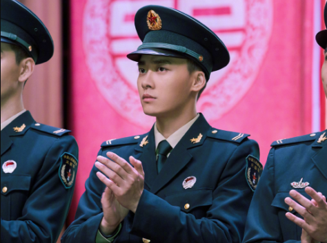 李易峰参加火箭军集体婚礼,吃狗粮还被催婚,军装哥哥太帅了