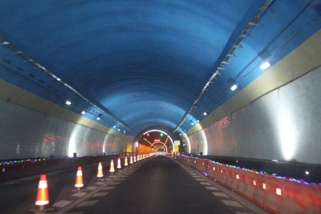 积极与太原高速公路分公司相关部门协调推进西山特长隧道墙体"亮化"