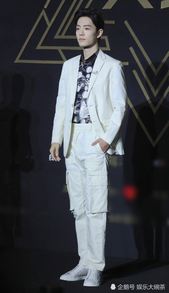 一个全身镜头来袭,肖战站在红毯上,从阳光少年郎变身为成熟稳重公子