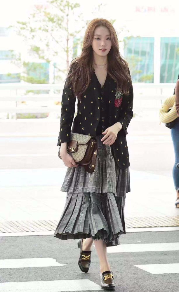 lv达芙妮其实前两年就已经算是火爆了的款,一包难求,也是各路明星刷爆