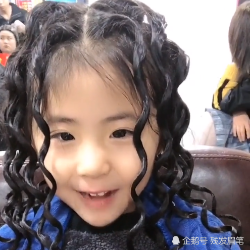 小学生烫完羊毛卷发型后,居然让潮流女生都另眼相看,男生:长大一定不