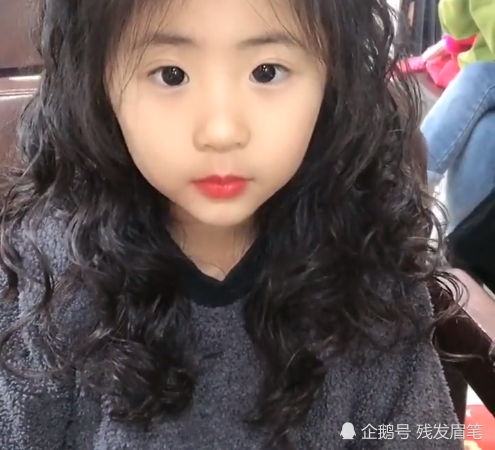 小学生烫完羊毛卷发型后,居然让潮流女生都另眼相看