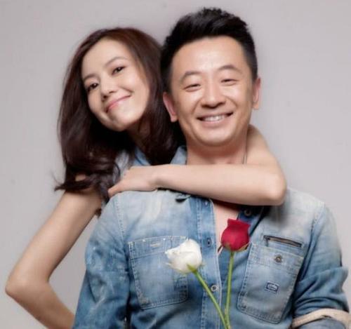 41岁黄海波和小6岁老婆近照原来他每天面对的是如此的女人