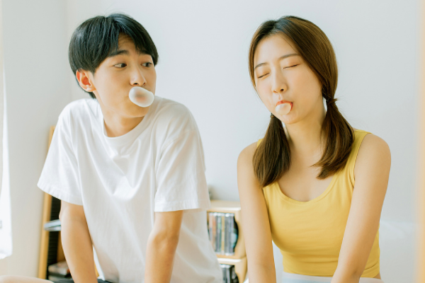 对你有好感的男人藏不住有这4种表现遇到就别错过了