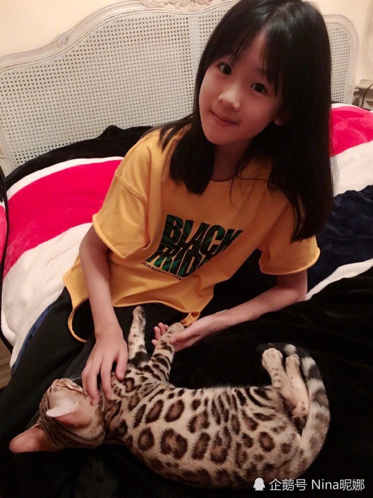 11岁陆毅女儿真奢侈,穿800羽绒服配200卫衣看电影,看到身材服了_腾讯