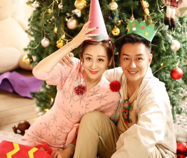 在温馨的全家福中,陈丽莎与陈浩民两人的脸精致像是"硅胶娃娃"一样.