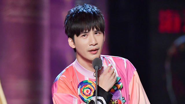 大张伟《吐槽大会》独创唱歌吐槽嗨爆全场 搞笑模仿郑钧唱歌像条虫