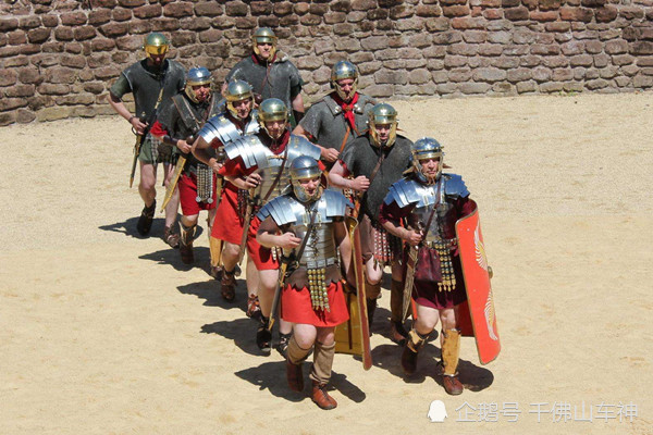 古罗马人士兵为啥总是穿着背心和裤衩去打仗?