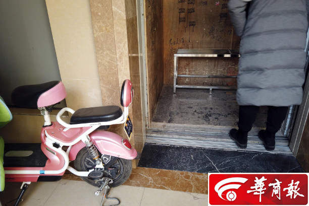 西安一小区物业防火灾隐患"无奈之举",电梯加装钢凳"堵绝"电动车