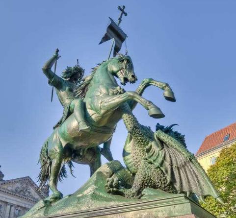 圣乔治雕像圣乔治屠龙的故事:据传圣乔治是罗马帝国时代生活在近东