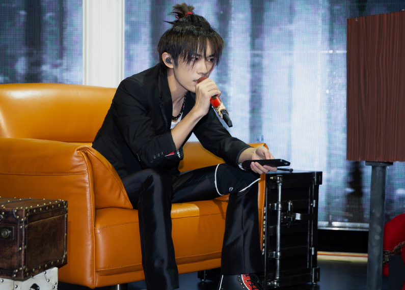 易烊千玺联合国发言 离开十级滤镜后 暴露19岁最真实的模样 腾讯新闻