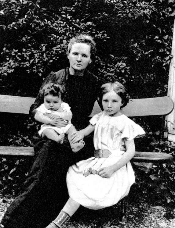 居里家族的传奇远远不止于此,居里夫人还有一个小女儿,小女儿从小便对