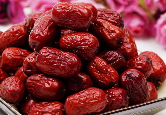 红枣别再直接吃非常脏 干货店老板教我一招 灰尘和虫卵自己跑出来 腾讯新闻