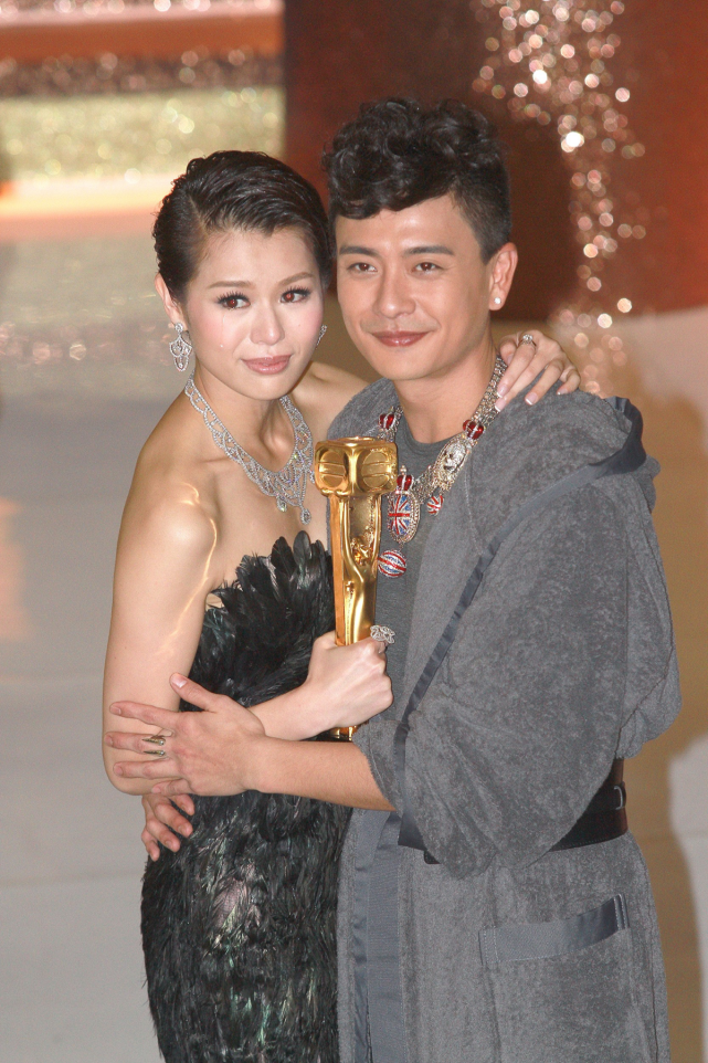 tvb小生黄宗泽王浩信同框,一个憔悴不敢认,一个眼肿成一条缝