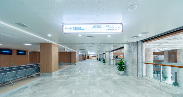 门诊大厅新颖的六边形天花板系统设计能有效吸音,泛光发光,避免直射.