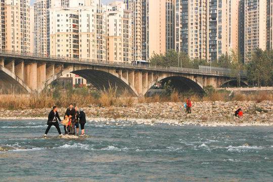 绵阳涪江二桥上游闸坝放水17名群众被困河道沙滩
