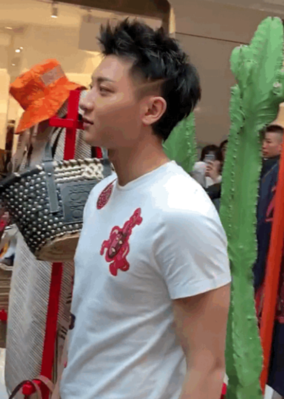 路人偶遇黄子韬,第一眼感觉胖了,第二眼却瞬间撩到心坎上!