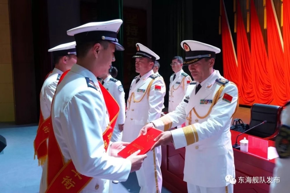 荣耀时刻东部战区海军举行士官晋升军衔仪式