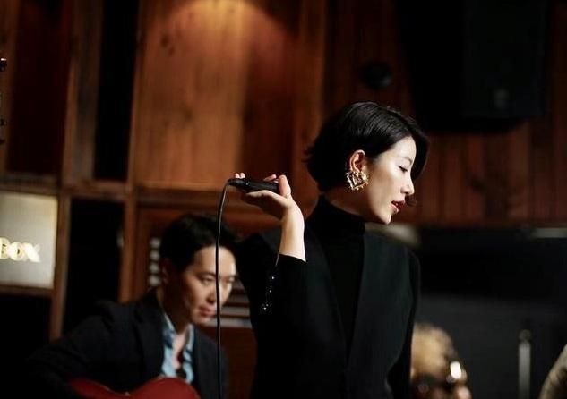 李亚鹏|李亚鹏小女友近照流出，端庄优雅气质完胜王菲，这眼光好毒！